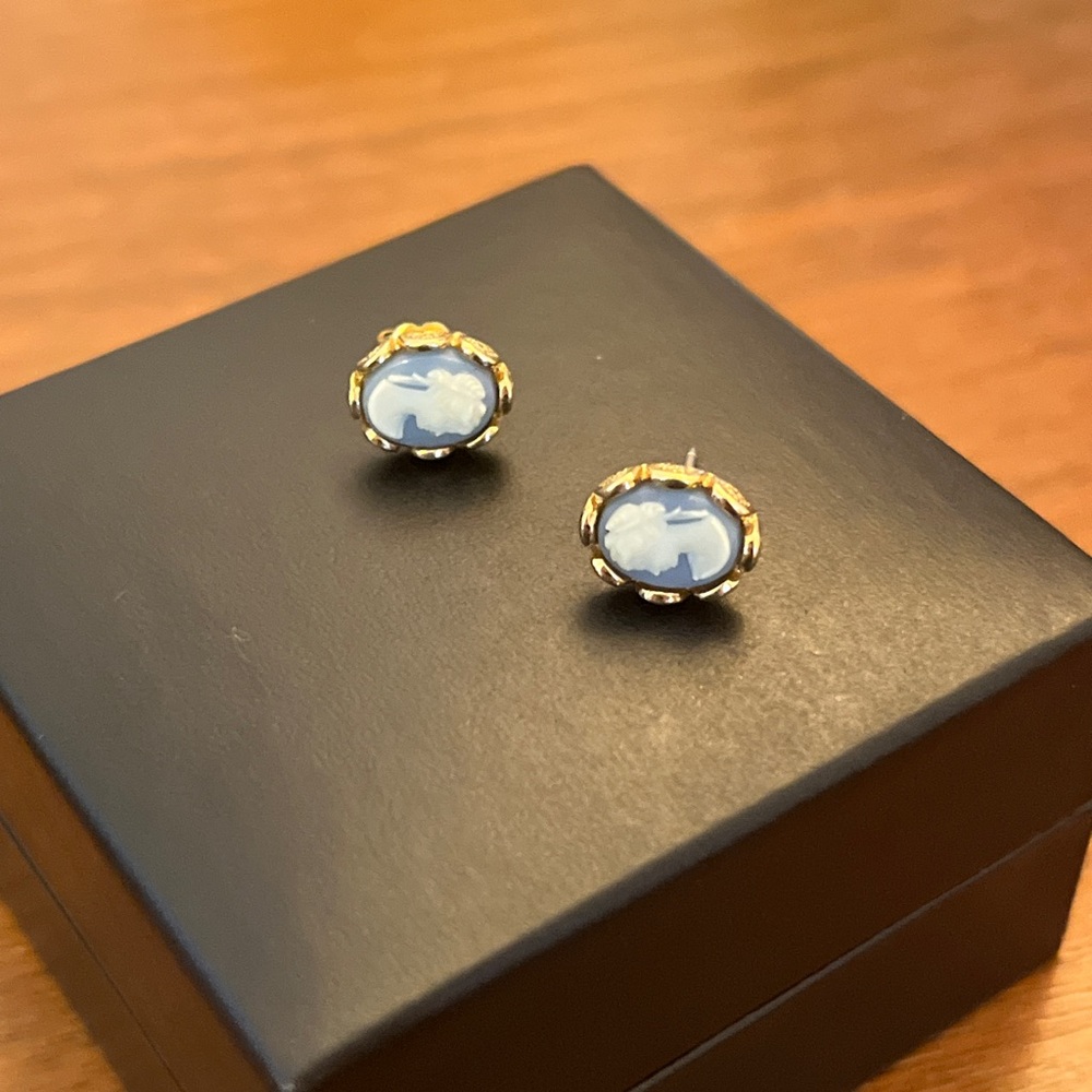 Vintage Avon 70s Gold blue Cameo Stud Earrings